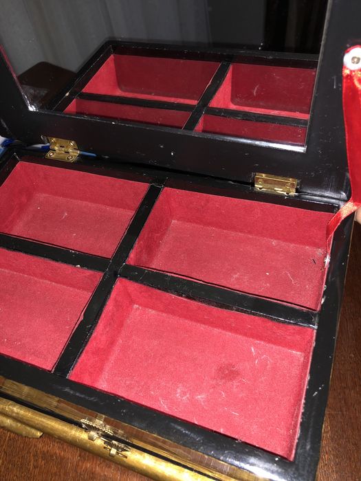 Деревянный, лакированный кейс для драгоценностей