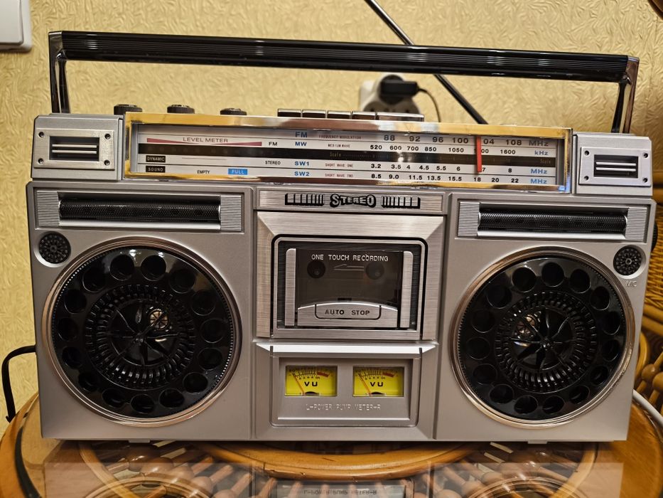 Стерео магнитола пять в одном. Новая.