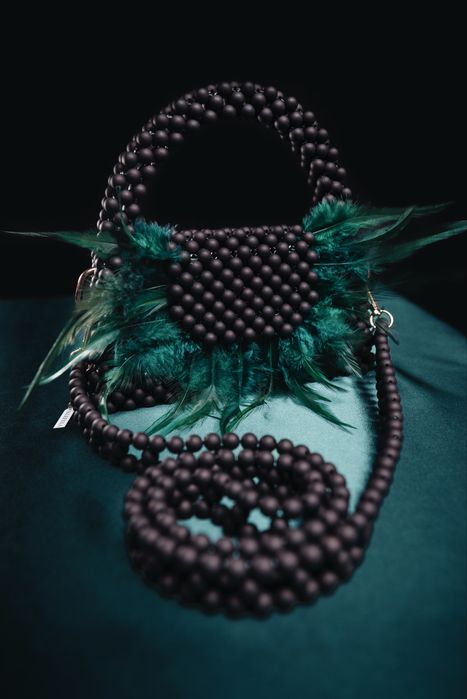 Ръчно изработени чанти с мъниста и пера
