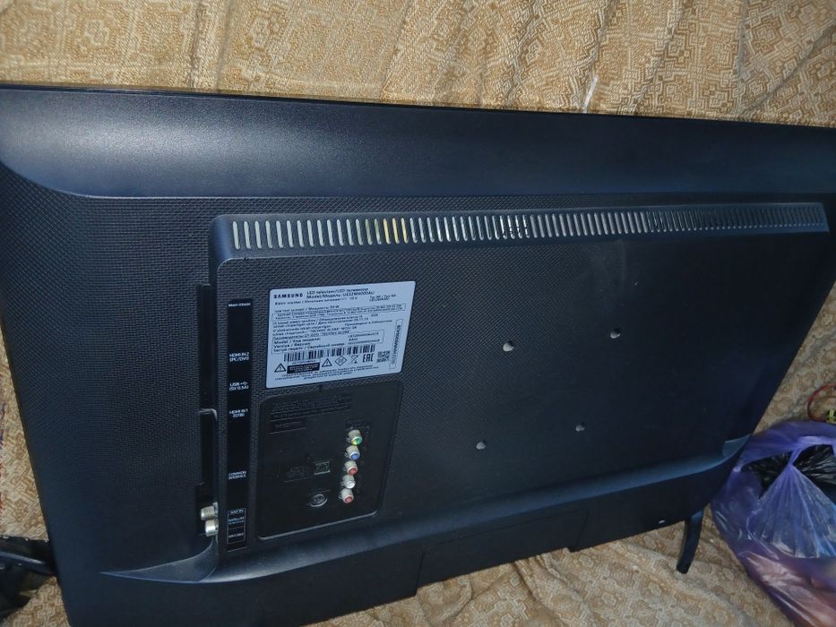 Телевизор плоский.