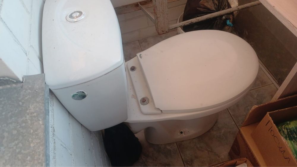 Продам унитаз в хорошем рабочем состоянии