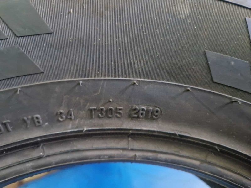 2 Pirelli R15C 215/70
зимни бусови гуми DOT2619