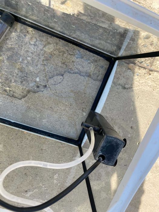 Vând acvariu Tetra de dimensiuni mici,