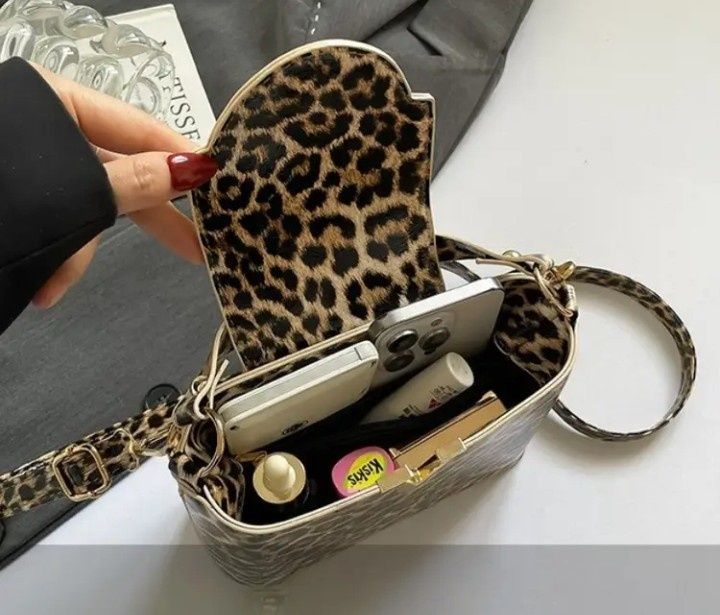 Geanta mini animal print,model Valentino, logo metalic auriu, saculet