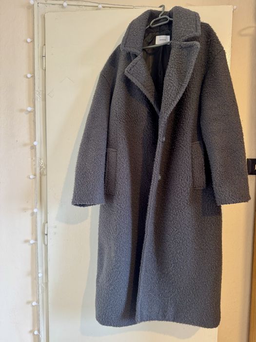 Дълго сиво палто