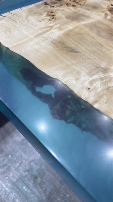 Маса със епоксидна смола цвят тьуркоаз със uv защита и дърво