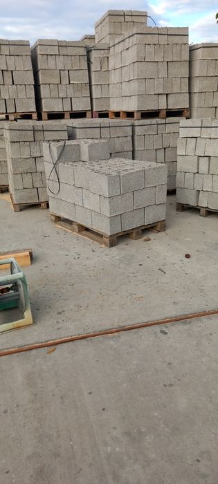 Vând bolțari beton