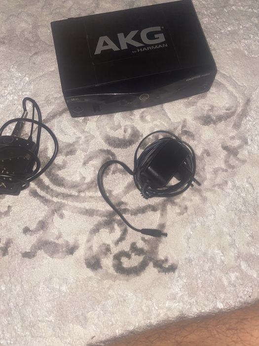 Vand riciver AKG  PW45 stare foarte buna folosit 2 luni de zile personalizat cu numele meu daca se gaseste un cosmin e perfect pret 500 ron negociabil