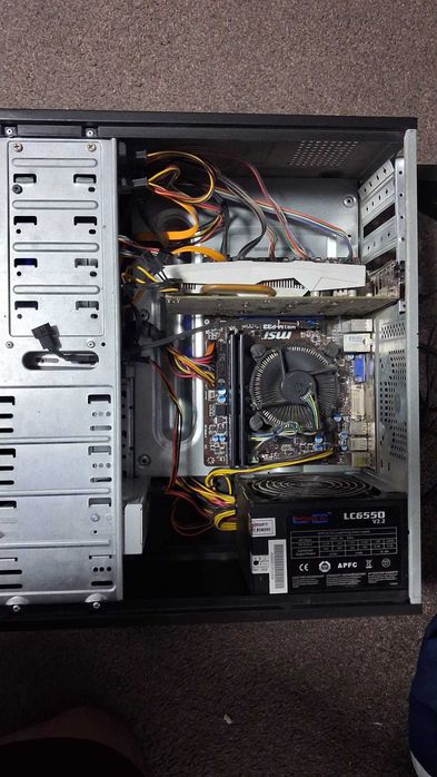 Calculator /PC gaming la un preț foarte bun.