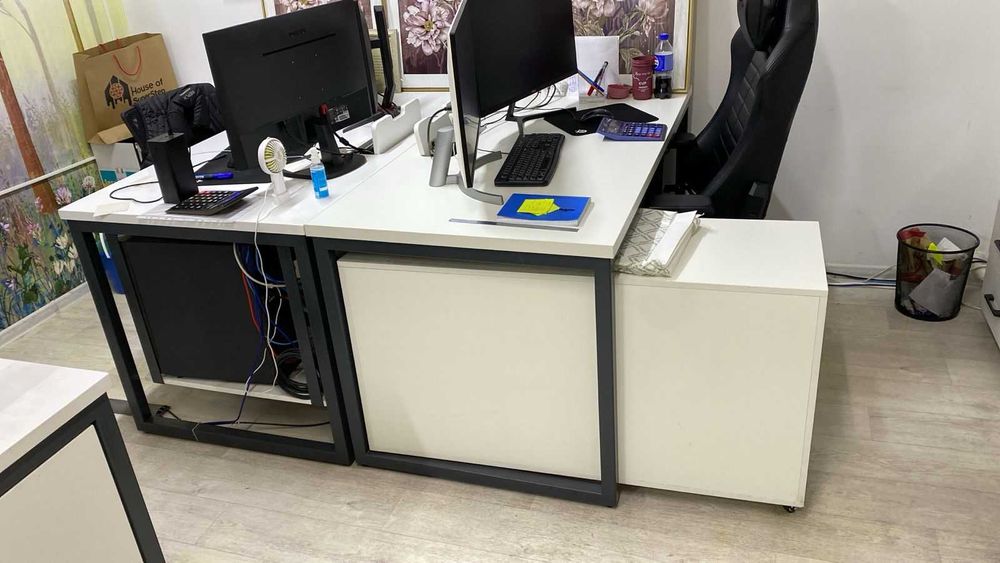 Компьютерный стол и шкафы