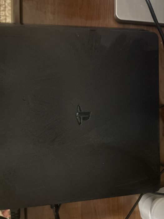Продаю ps4 в хорошом состаяние с 8 играми