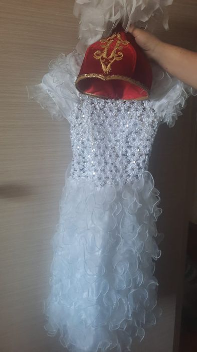 платья и головнрй убор детская