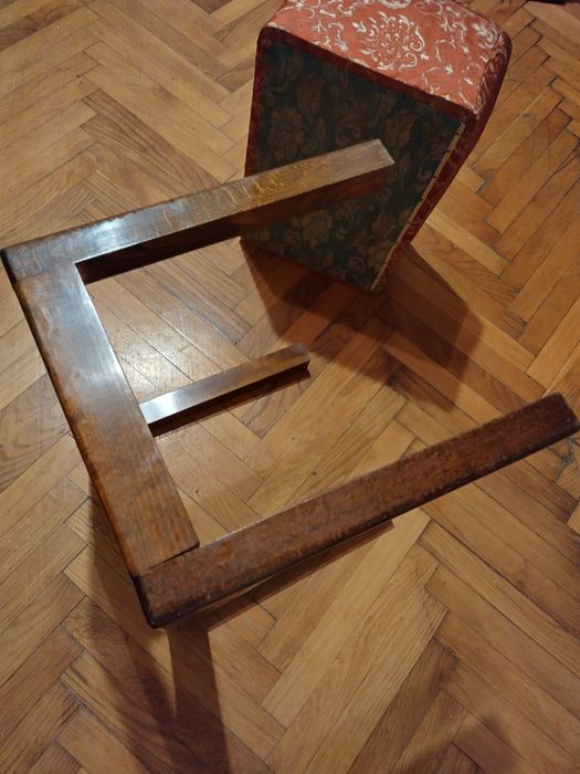 Scaunel lemn de nuc cu sezut individual pe arcuri