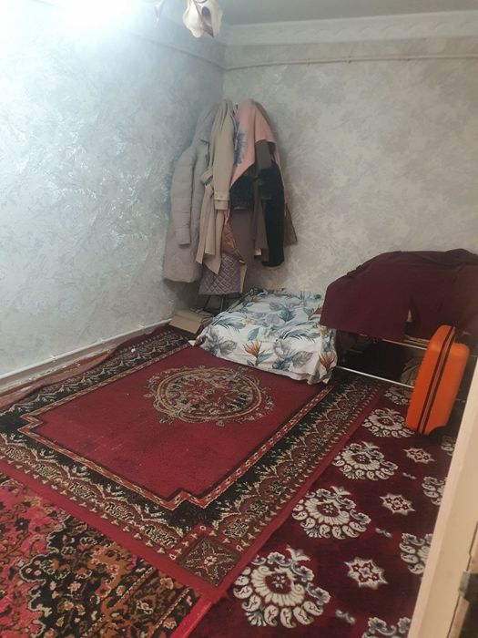 Шарк бозори оркасида 2 хонали квартира сотилади