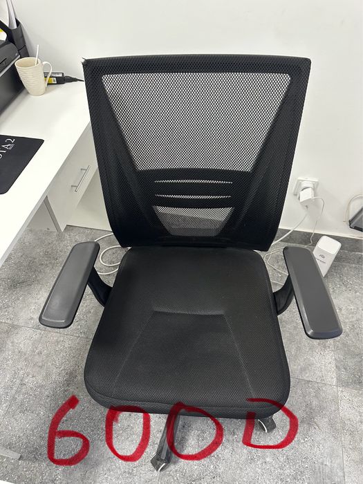 Для офиса: столы, кресло, стеллаж, диван