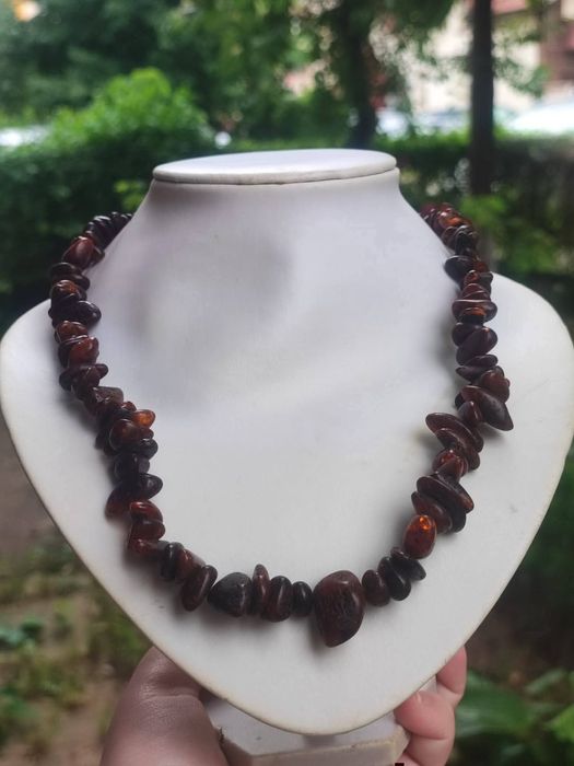 Colier din chihlimbar natural baltic, în nuanțe de cognac închis/brun.