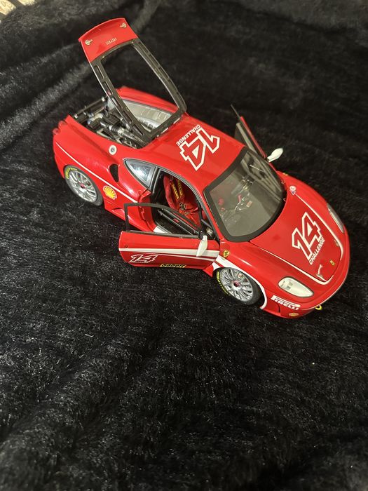 Ferrari cu anumite parti lipsa si anumite imperfectiuni