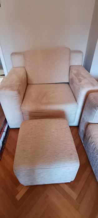 Продавам почти неизползван комплект от диван,фотьойл и табуретка