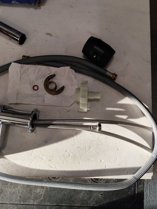 Нов смесител с изтеглящ чучур Grohe Minta