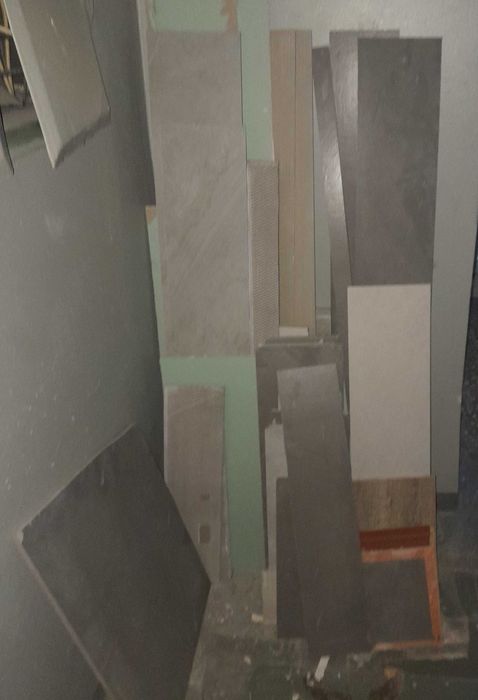 Остатки обрезки керамической плитки.