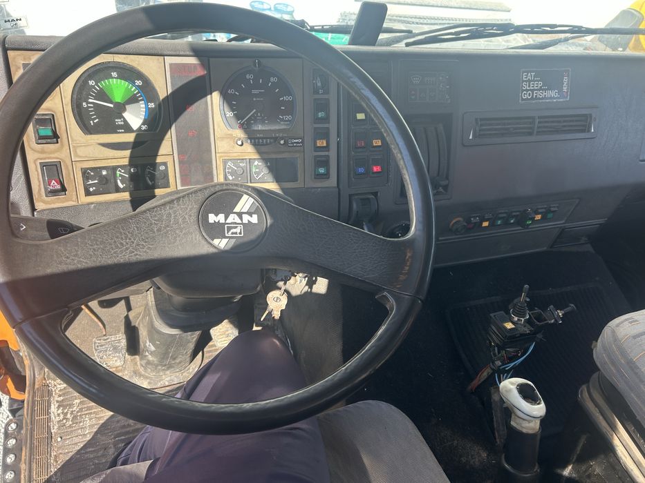 Basculă  MAN 4x4 cu macara.