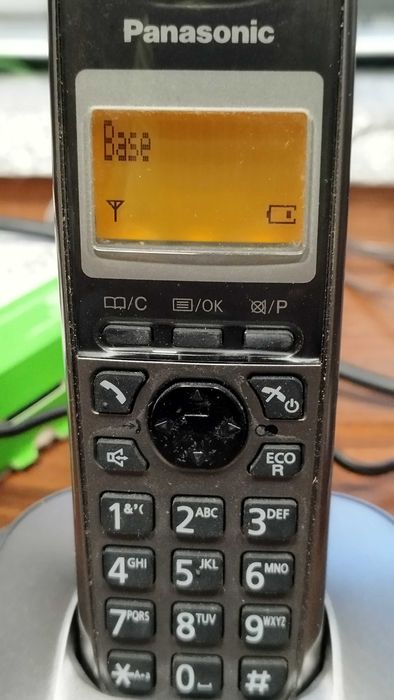 Стационарени безжичени телефони Panasonic KX-TG 4бр със захранване