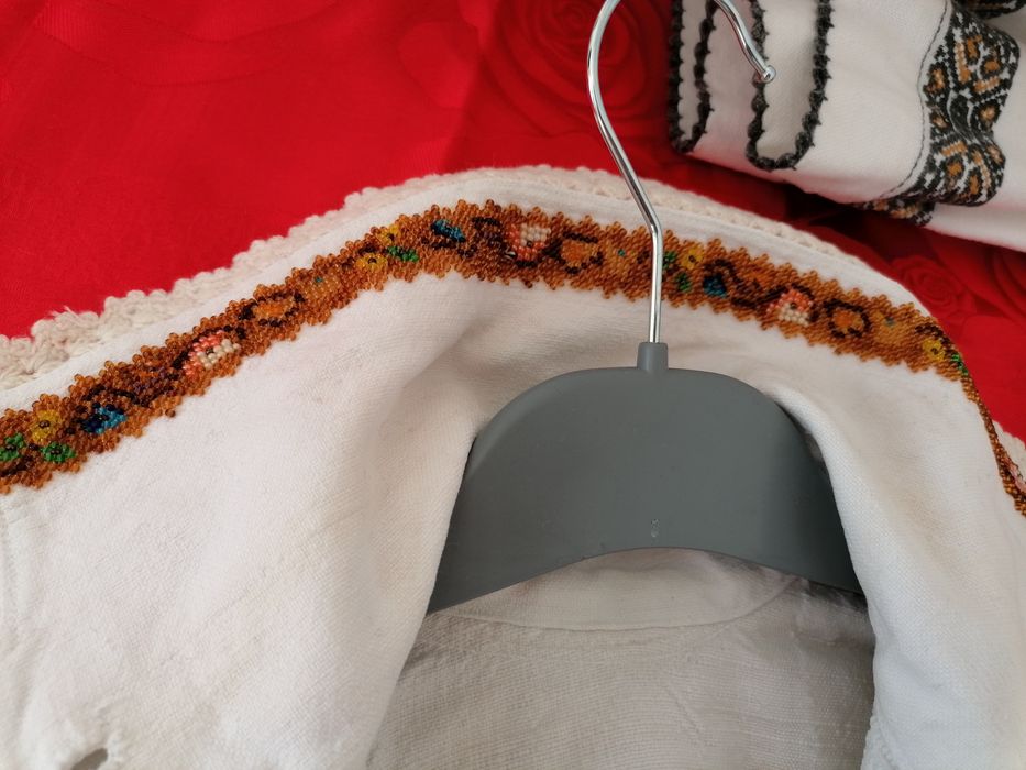 Vind cămăși de bărbați instare foarte bună cu margele pe pinza de casă