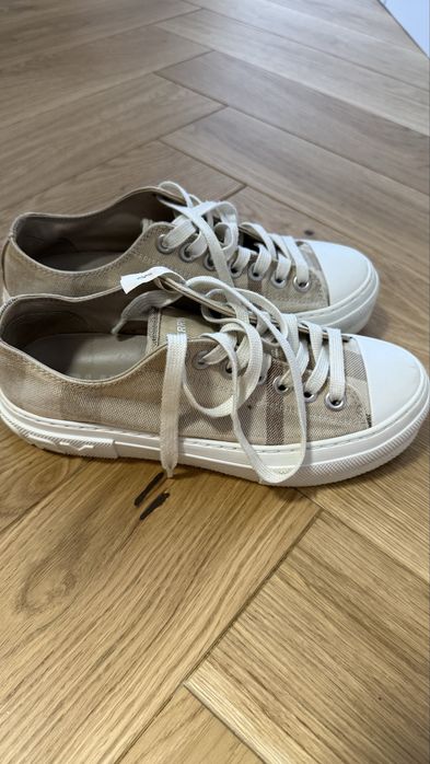 Продаю оригинал Burberry кеды,