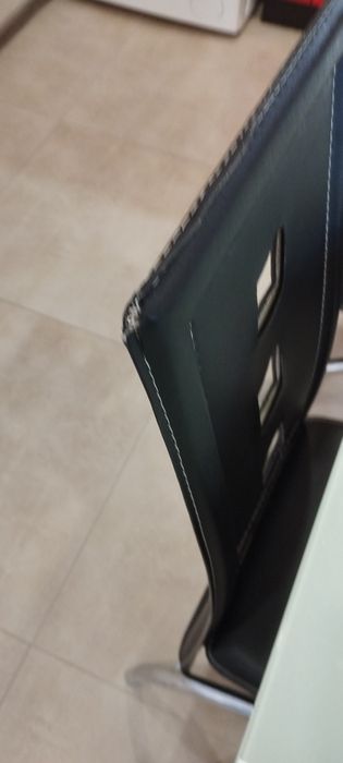 Продавам стъклена маса с четири стола