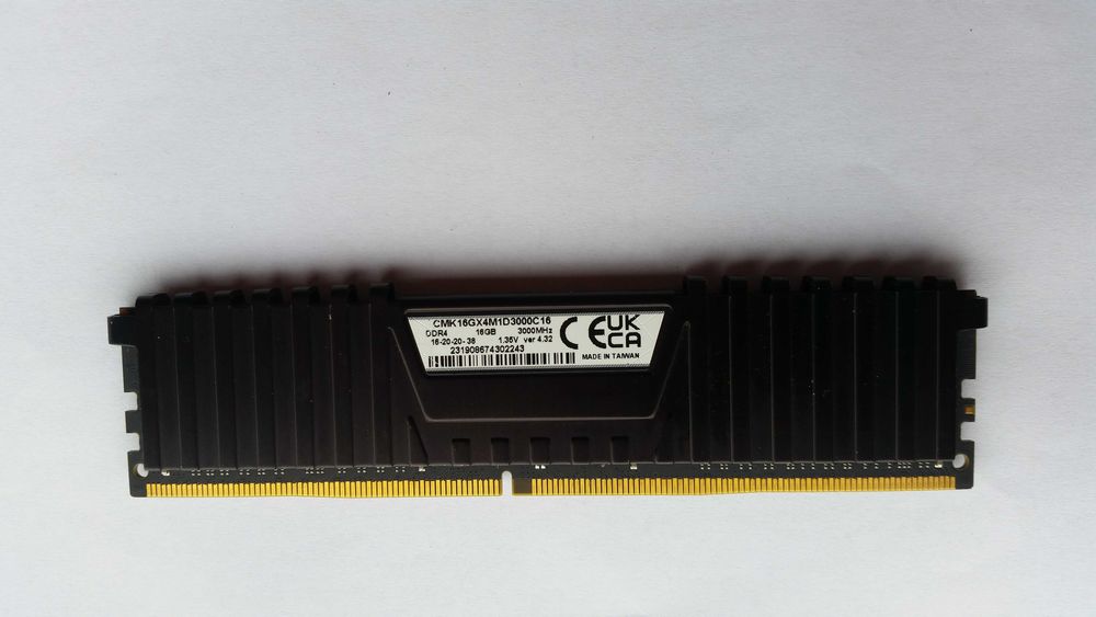 Memorie Corsair VENGEANCE LPX 16G DDR4 3000MHz si 8G DDR4 2400MHz