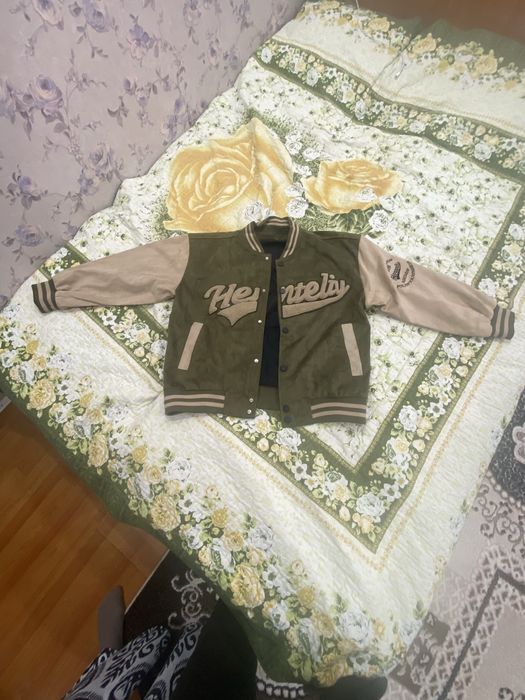 Легкая куртка-бомбер