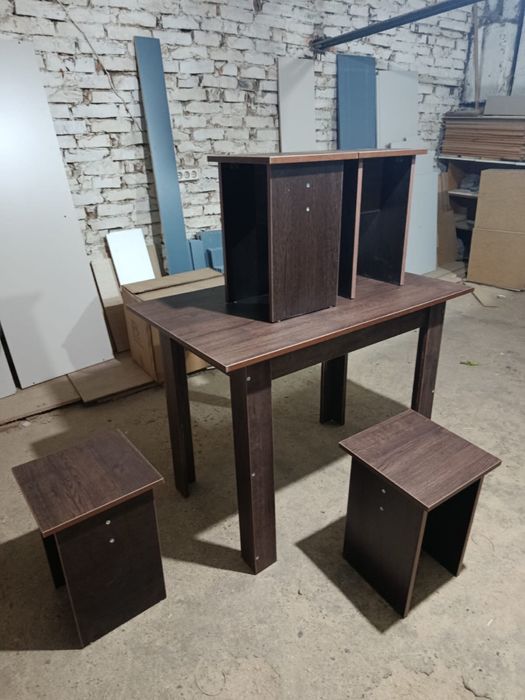 Стол со стульями