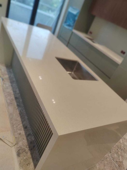 Столешница на кухню из кварца, акрила. Остров, барные стойки, раковины