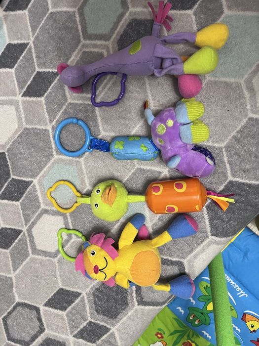 Детский коврик с игрушками