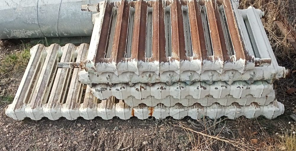 Продам чугунный радиатор, пластиковые окна