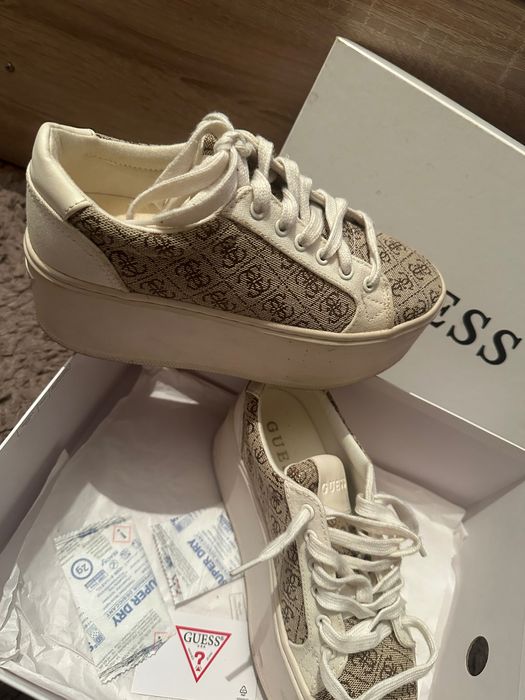 Маратонки GUESS бежови