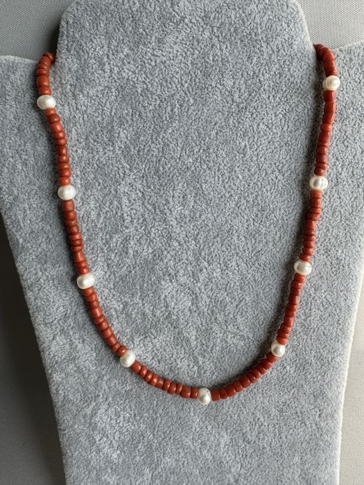 Colier lucrat manual din coral, perle si aur 9 k