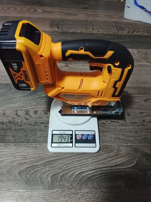 Fierestrău pendular DeWalt cu o baterie de 6a
