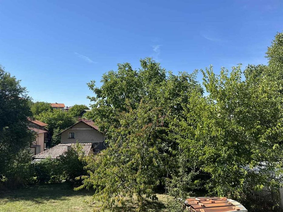 Къща с двор на топ локация в град Перник!