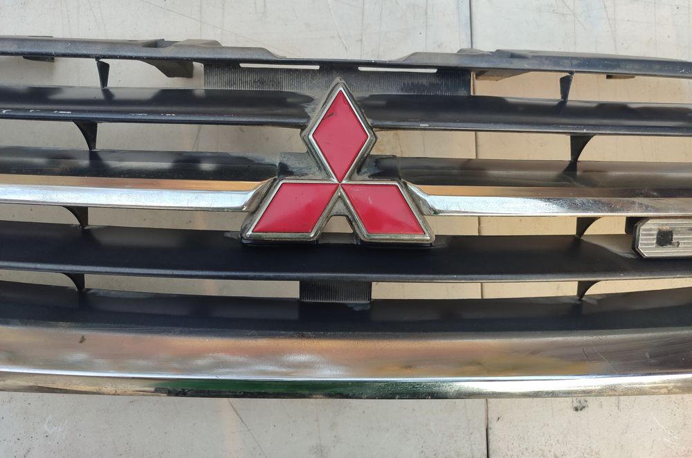 Митсубиси Паджеро 3. Решетка радиатора. Из Японии. Оригинал.