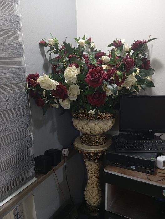 Розы искусственные вместе с вазами и подставкой 2 шт