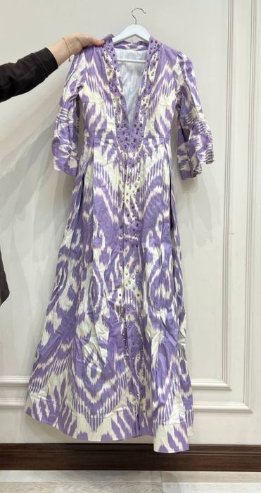 Qo‘l mehnatida ayollar atlas libosi – nafis uslubda