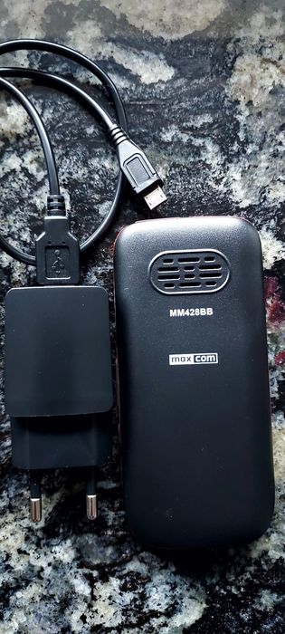 Telefon nou cu încărcător