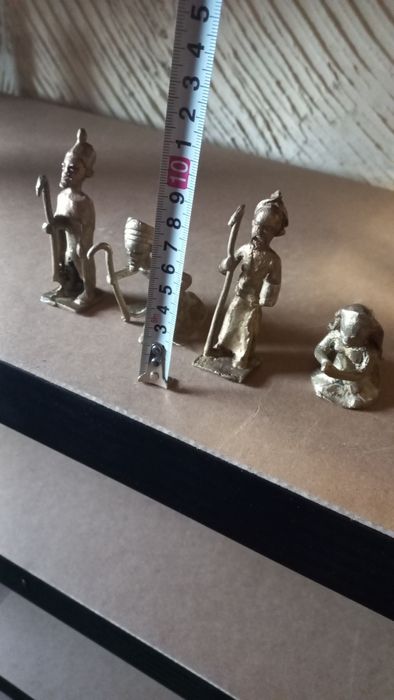 Малки стари бронзови фигури