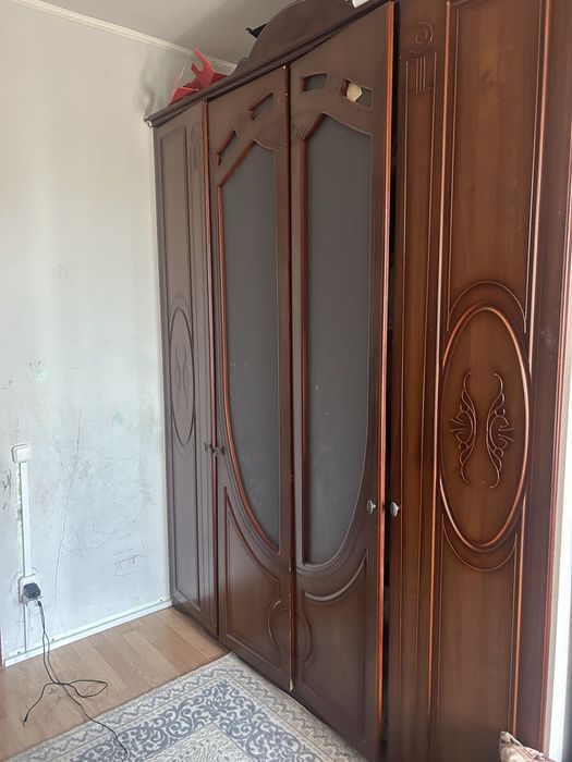 Продется комод с зеркалом и шкаф