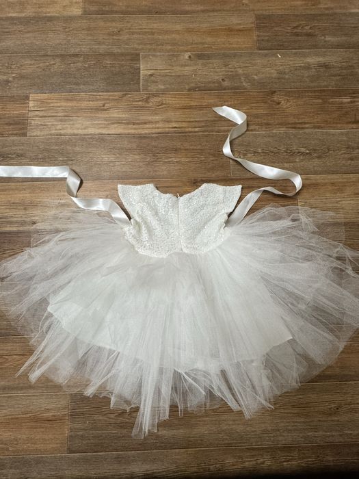 Продам платье на девочку 2 лет