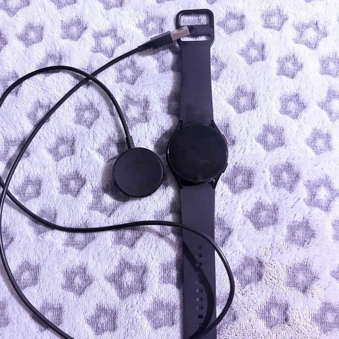 Смарт-часы Samsung Galaxy Watch 4 в отличном состоянии