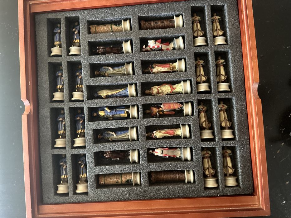 Луксозен Шах 37Х37. Фигури на кръстоносци и араби. Уникална изработка.