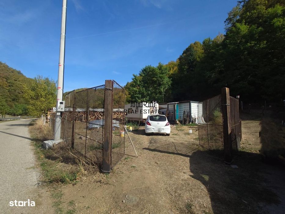 Teren intravilan de 317 mp, langa padure, container modular nou