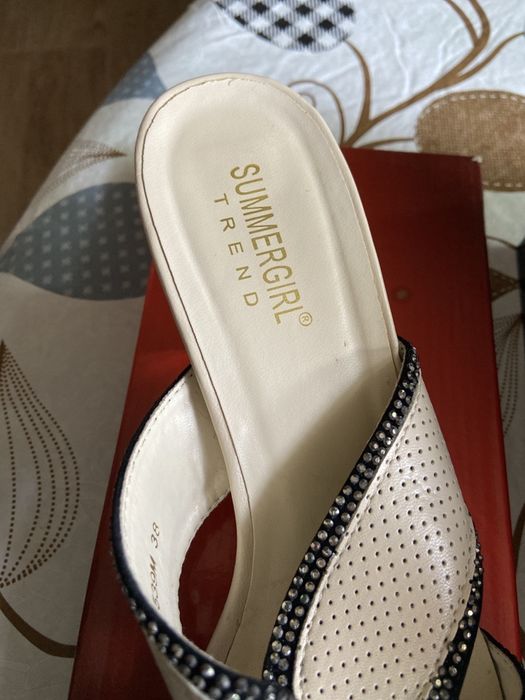 Продаются женские босоножки